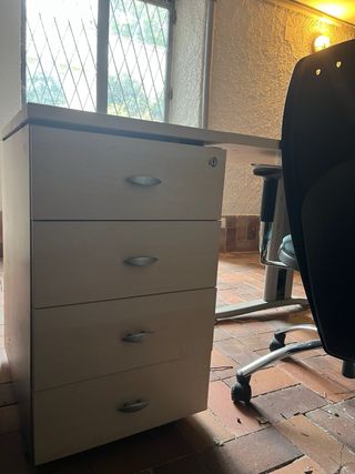 Mesa y cajonera de oficina en L madera y metal