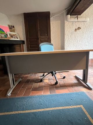 Mesa y cajonera de oficina en L madera y metal