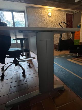 Mesa y cajonera de oficina en L madera y metal