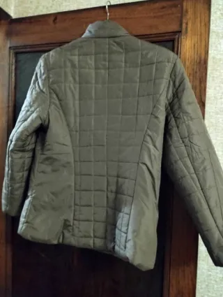 Cazadora acolchada verde oliva