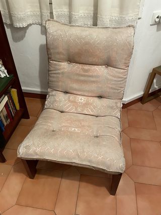 Sillones tapizados con base de madera