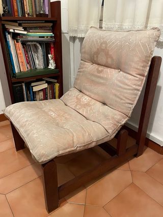 Sillones tapizados con base de madera