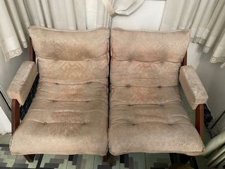 Sillones tapizados con base de madera