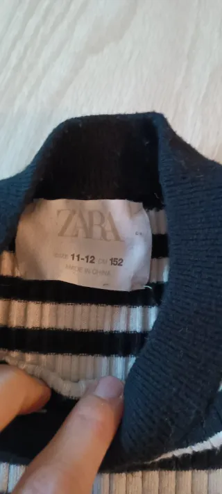 Camiseta de rayas blancas y negras