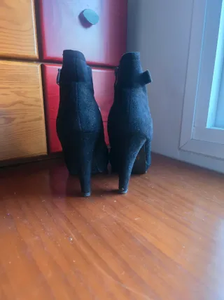 Botas de tacón negras.