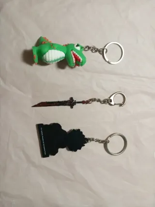 Llaveros de dinosaurio, espada y anime.