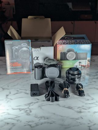 Cámara Sony Alpha ZV-E10 + Lente 16-50