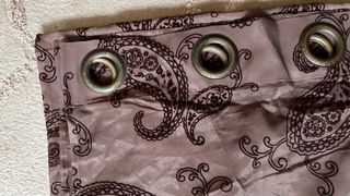 Cortina Loja do Gato Marrón con bordado. Nueva