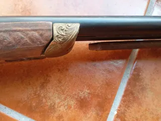 Rifle de colección tallado.tiene qué arreglar lo d