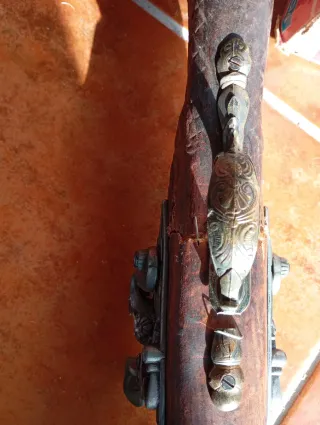 Rifle de colección tallado.tiene qué arreglar lo d