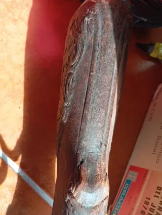 Rifle de colección tallado.tiene qué arreglar lo d