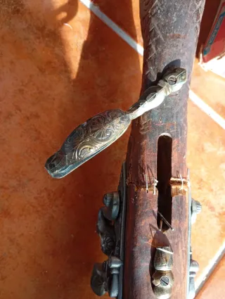 Rifle de colección tallado.tiene qué arreglar lo d