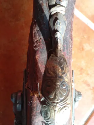 Rifle de colección tallado.tiene qué arreglar lo d