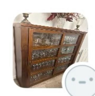 Vitrina de madera maciza con puertas de cristal