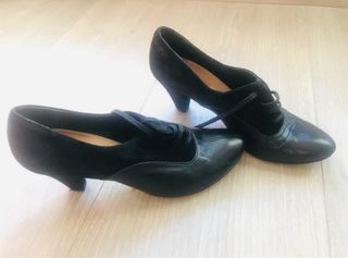 Zapatos de tacón negros de piel