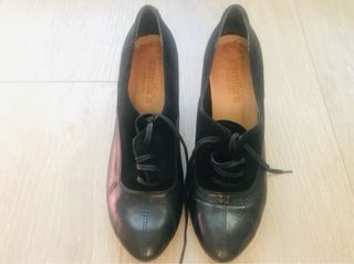 Zapatos de tacón negros de piel