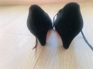 Zapatos de tacón negros de piel