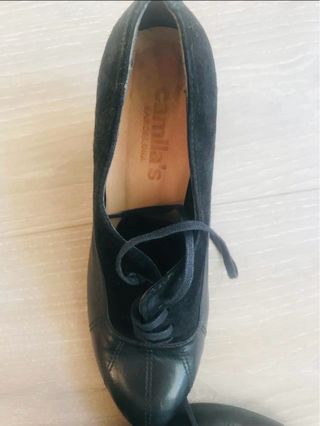 Zapatos de tacón negros de piel