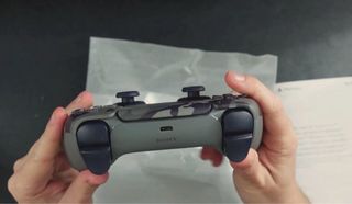 Mando PS5 Camuflaje Gris