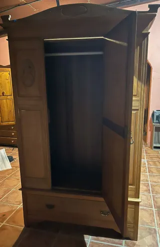 Armario de madera con espejo de Inglatera.