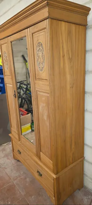 Armario de madera con espejo de Inglatera.