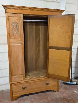 Armario de madera con espejo de Inglatera.