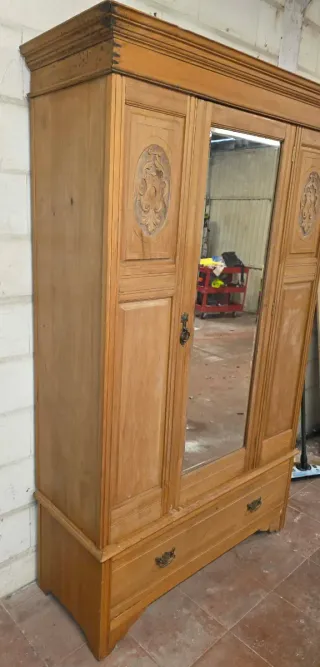 Armario de madera con espejo de Inglatera.