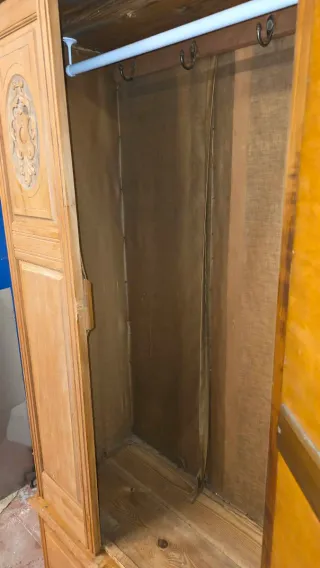 Armario de madera con espejo de Inglatera.