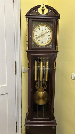 Reloj de pie clásico con péndulo, pesas y melodía