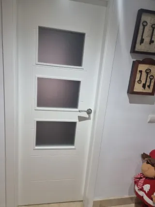 Puerta blanca cocina con 3 cristales