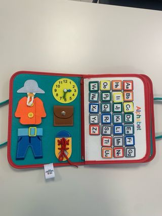 Libro maletin sensorial Montessori con etiquetas