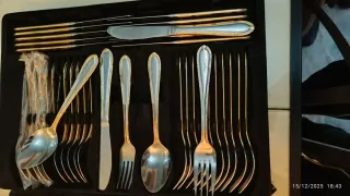 Cubertería de metal dorada y plateada