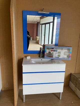 Mueble de baño blanco y azul