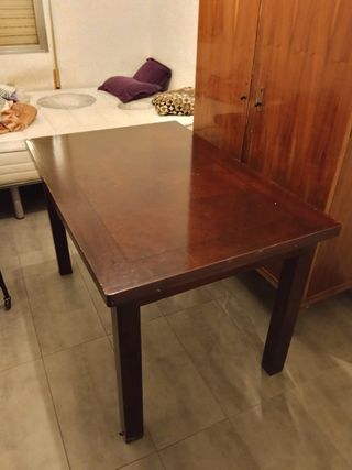 Mesa de comedor de madera