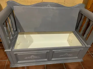 Banco de madera gris con cojín de Inglatera.