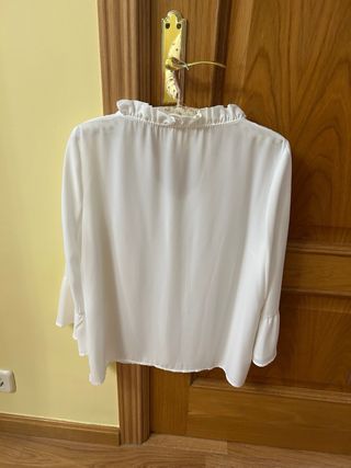 Blusa blanca con volantes y botones