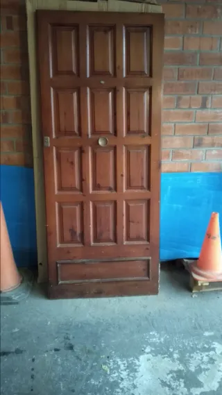 Puerta maciza de madera
