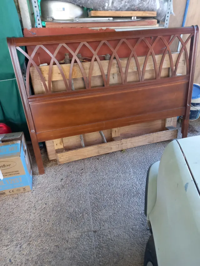 Cabecero de cama de madera.