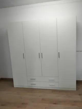 Armario blanco de madera