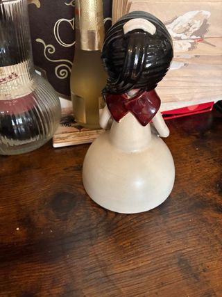 Figura decorativa niña con flores