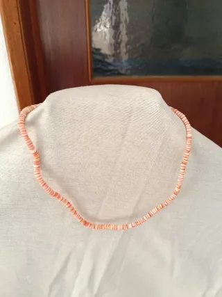 Colar de contas rosa e branco