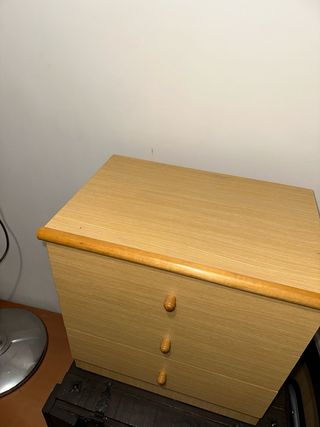 Mesita de noche de madera