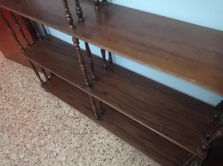 Estantería de madera marrón