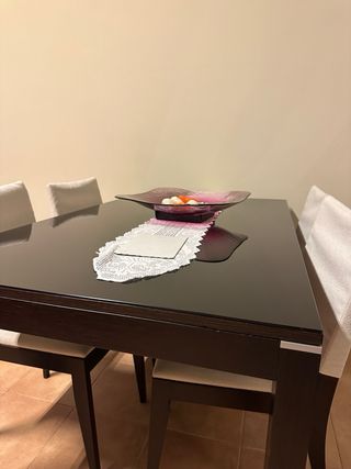 Mesa de comedor cristal y madera con sillas