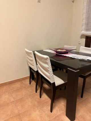 Mesa de comedor cristal y madera con sillas