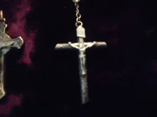 Cruz antigua y cuenta de rosario