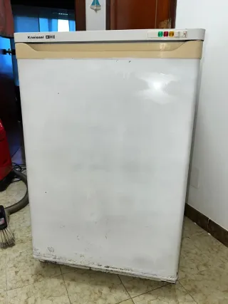 Piccolo frigorifero/congelatore per casa o locale...