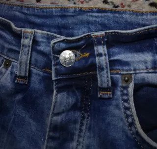 Pantalones cortos vaqueros desgastados