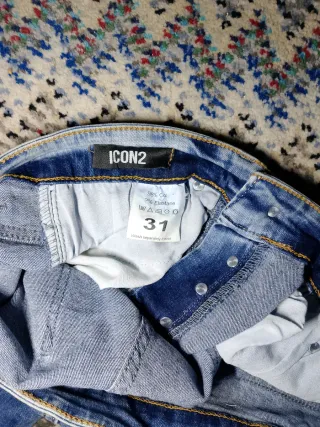 Pantalones cortos vaqueros desgastados