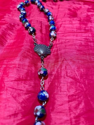 Rosario de cuentas azules y cruz plateada